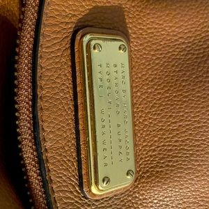 Marc Jacobs Crossbody Camel colour leather Purse. Excellent condition